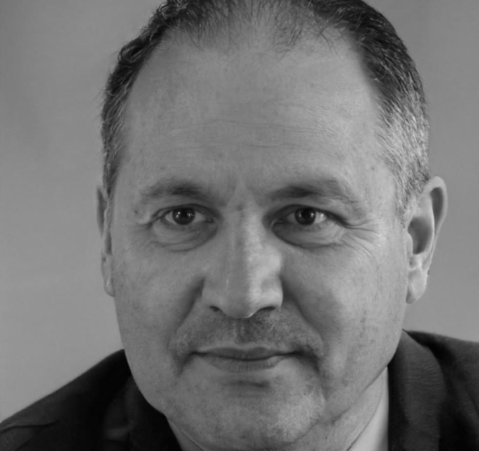 Henrik Torgersen leading investment analysis seminar